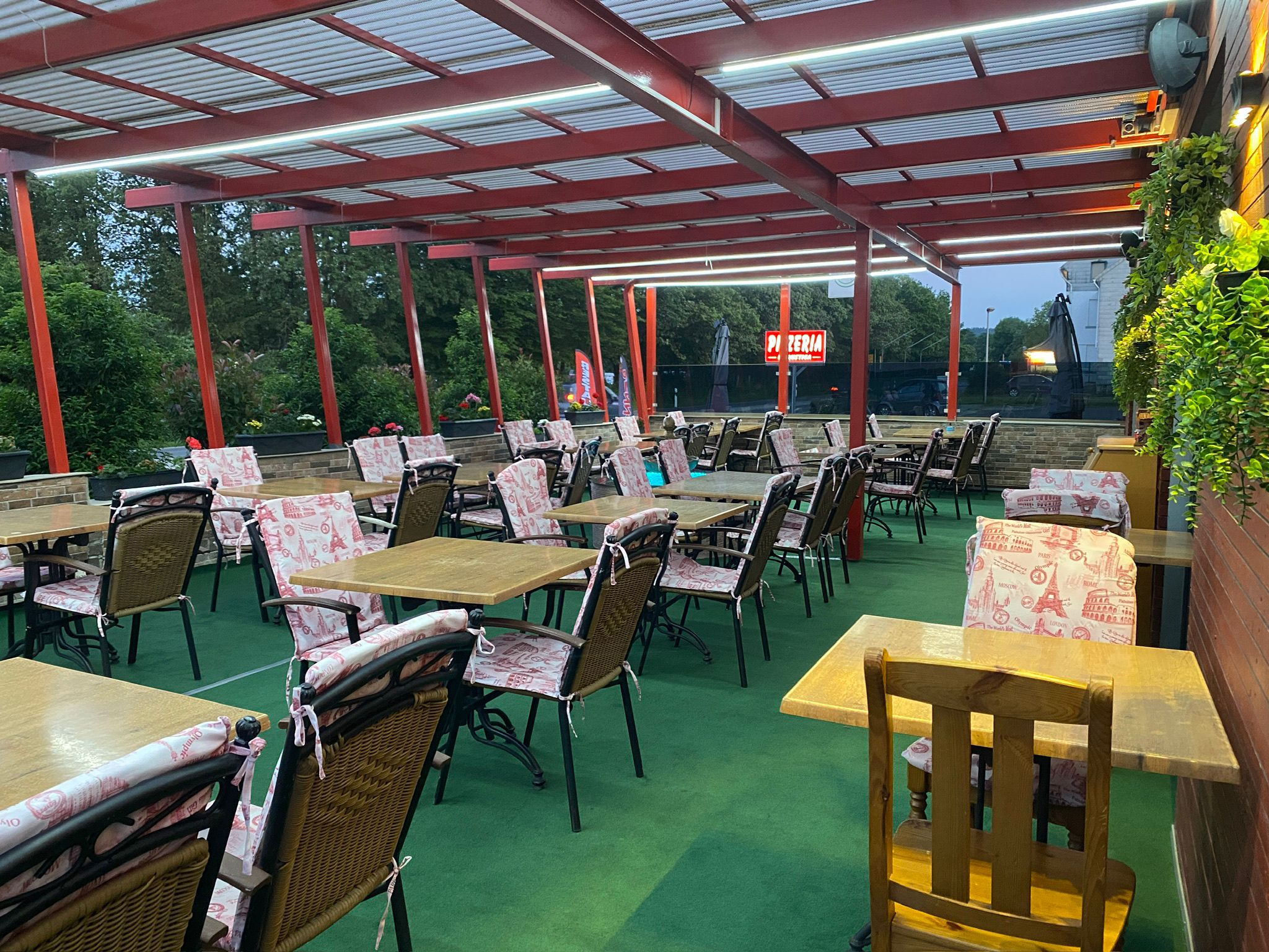 Überdachte Terrasse der Pizzeria La Rustica